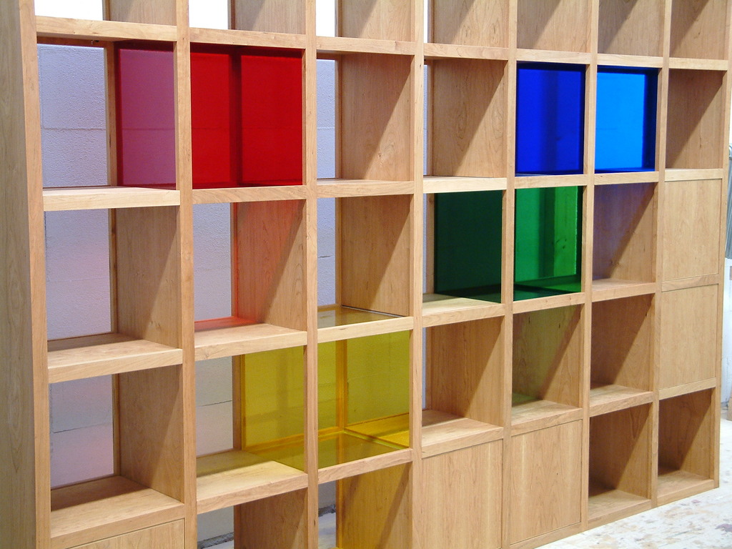 Wandkast met gekleurd glas